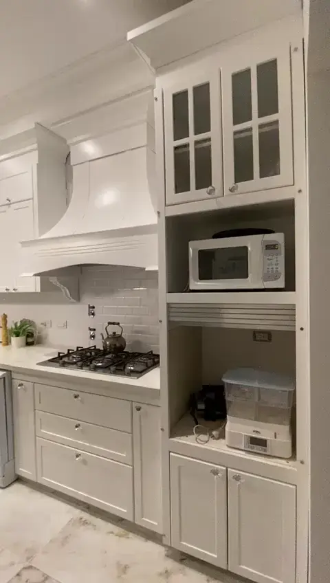 Cocina blanca clásica moderna con gabinetes altos y encimeras de mármol — proyecto Muebles de Cocina, por ArteMueble - Muebles a Medida, en La Plata